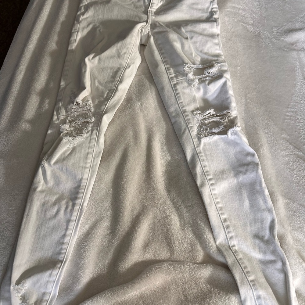 American Eagle Off-White Distressed Jeans